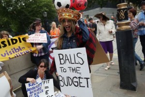 Manifestation anti austérité devant la résidence du ministre des Finances ce 8 juillet 2015
