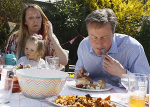 Chez les Cameron, on mange le hot dog avec couteau et fourchette