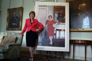 Nicola Sturgeon devant son portrait officiel