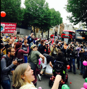 Les handicapés ont manifesté contre les coupes budgétaires devant Westminster