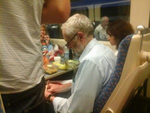 Autographes et bons vins pour Corbyn