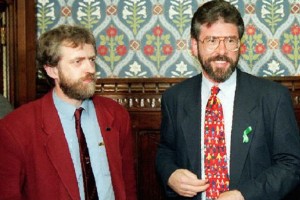Jeremy Corbyn, à gauche, accueille Gerry Admas, leader du Sinn Fein.