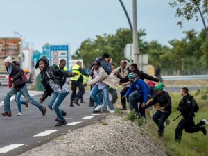 Les migrants de Calais tentent désespérément de passer le Channel