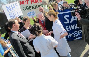 Caroline Lucas lors d'une action pour soutenir le NHS