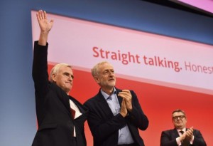 John McDonnell (à gauche) conclut son discours sous les applaudissements