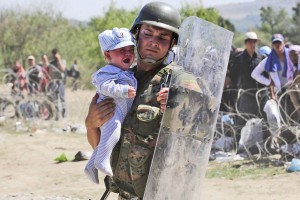 Un policier avec un enfant rescapé