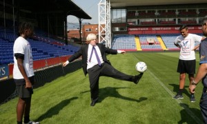 Boris Johnson est peu à son aise avec le football