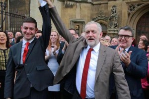 Corbyn accueille MacMahon, vainqueur à Oldham