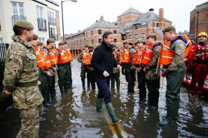 David Cameron visite York après les inondations