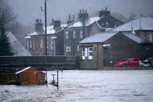 La rivière Calder est sortie de son lit à Mytholmroyd