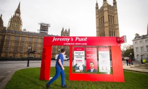 Jeremy Hunt joue avec la vie