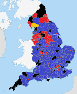 En bleu : comtés tories ; en rouge : comtés labour ; En noir : comtés sans majorité