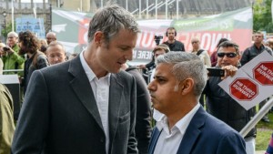 Sadiq Khan (droite) devrait triompher du tory Zac Goldsmith (gauche)