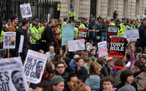 Plusieurs milliers de personnes rassemblées le 9 avril devant Downing Street