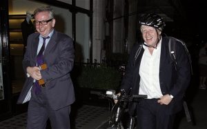 Gove (gauche) et Johnson (droite) accusent Cameron de malhonnêteté