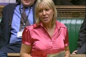 Ex star de la téléréalité, Nadine Dorries veut s'offrir la tête de Cameron