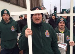 Paul Golding, leader de Britain First, à la tête d'une "patrouille chrétienne".