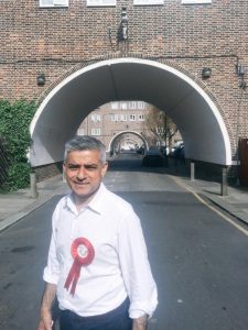 Sadiq Khan en campagne dans la résidence Henry Prince qui l'a vu grandir