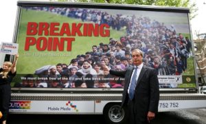 Nigel Farage devant l'affiche que même le camp du Brexit rejette