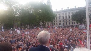 Corbyn prend la parole à Parliament square