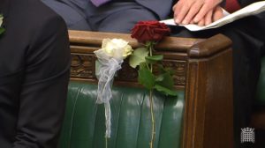 La place de Jo Cox à la chambre des Communes, ornée d'une rose blanche symbole de son Yorkshire natal