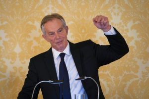 Tony Blair défend l'intervention en Irak devant la presse