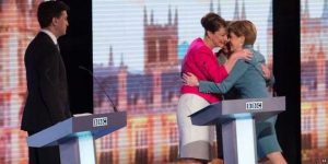 Leanne Wood, Nathalie Bennett et Nicola Sturgeon s'embrassent 