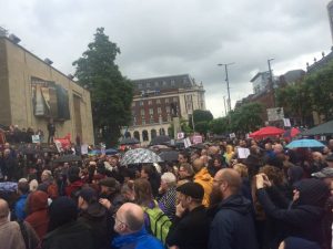 A Leeds, le rassemblement a eu lieu malgré la pluie