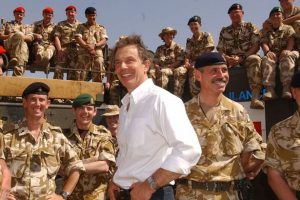 Tony Blair avec les troupes britanniques en Irak