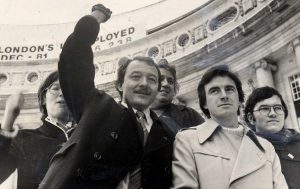 Aux côtés de Ken Livingstone (avec le poing levé), le jeune McDonnell.