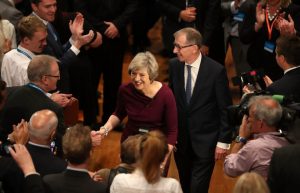 Theresa May salue les délégués de la tory conférence 